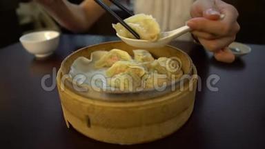4K亚洲女人在餐馆<strong>吃饺子</strong>。 传统的中国菜